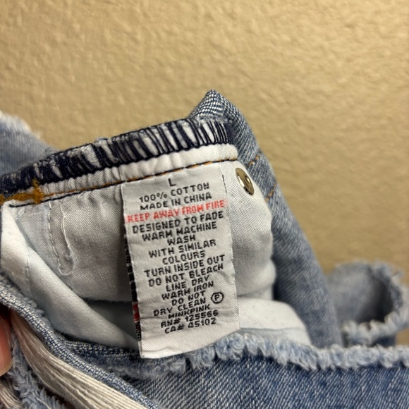 MINKPINK Light Wash Distressed Button Fly Shorts size L - Blue - Picture 5 of 10